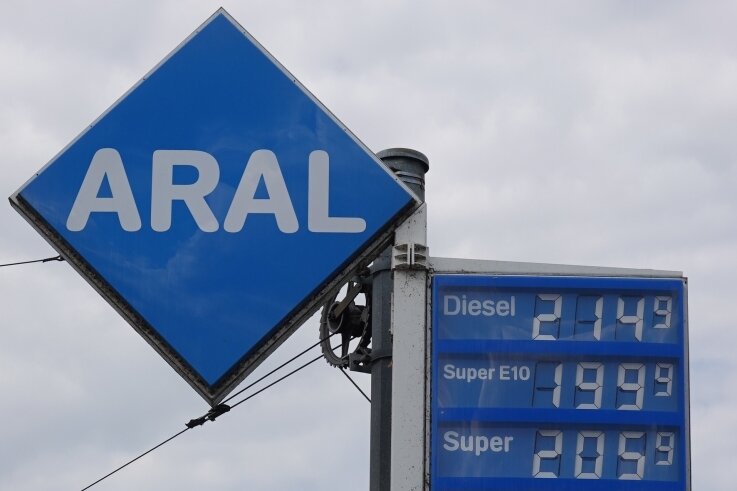 Preise schwanken im Tagesverlauf stark - Spritpreise von mehr als zwei Euro je Liter wie hier bei Aral an der Leipziger Straße in Zwickau sind nun wieder Normalität. 