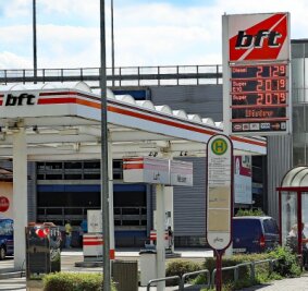 Preise schwanken im Tagesverlauf stark - Spritpreise von mehr als zwei Euro je Liter wie hier an der Tankstelle im City-Center in Crimmitschau sind nun wieder Normalität. 