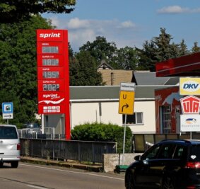 Preise schwanken im Tagesverlauf stark - Spritpreise von mehr als zwei Euro je Liter wie hier bei Sprint an der Hofer Straße in Oberlungwitz sind nun wieder Normalität. 
