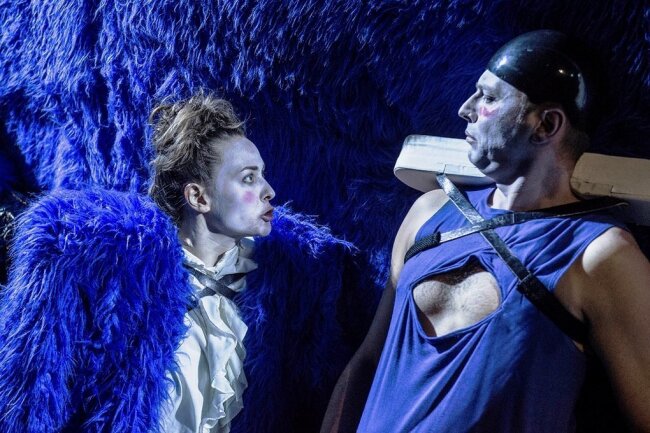 Preisgekröntes Nachwuchstalent mit Faible fürs Kribbeln im Bauch - Lisanne Hirzel spielt Alkmene, Frau von Amphitryon (Sven Zinkan) in der gleichnamigen Verwechslungskomödie von Molière. Sie ist wütend auf ihren Mann, weil der sich angeblich nicht an letzte Nacht erinnert. 