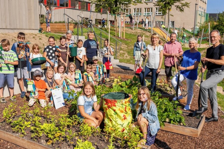 Preisgeld trägt in Hauptmannsgrün bald Früchte - Junges Gemüse freut sich über neue Gartengeräte. Bei der Übergabe am Montag waren dabei: Nadine Bronsert, Projektleiterin Neumann-Architekten, Ortsvorsteher Bernd Prenzel, Schulleiterin Undine Grimm sowie Geschäftsführer Ronny Neumann (von links). 