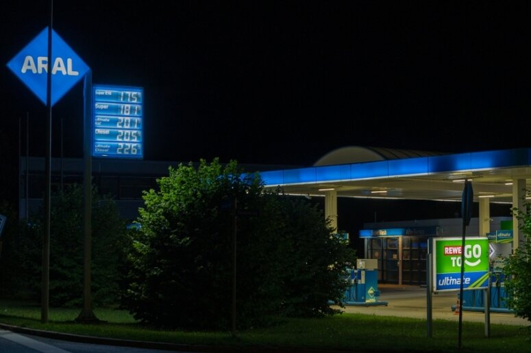 Preishammer schlägt um Mitternacht zu - Der Tankrabatt für Autofahrer ist Geschichte.