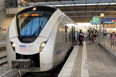 Preisschock im Nahverkehr: Beim Verkehrsverbund Mittelsachsen steigen die Fahrpreise deutlich - Ein Zug der MRB in Chemnitz.