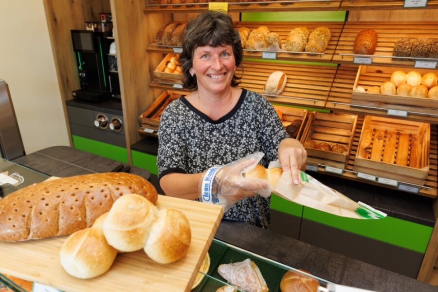 Madeleine Einenkel ist Verkäuferin in der kleinen Bäckerei am Mühlweg in Wiesa. Im Geschäft bekommt sie nahezu täglich zu spüren, dass die Kunden gerade weniger Geld für Backwaren ausgeben. 