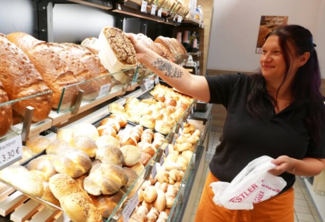 Preissteigerungen machen Kunden und Bäckern zu schaffen - Verkäuferin Jana Auth in der Filiale der Bäckerei Nestler, die sich im Zschopauer Simmel-Markt befindet. Die Preise haben zu Jahresbeginn leicht angezogen, im Oktober wird es wohl eine weitere Erhöhung geben. 