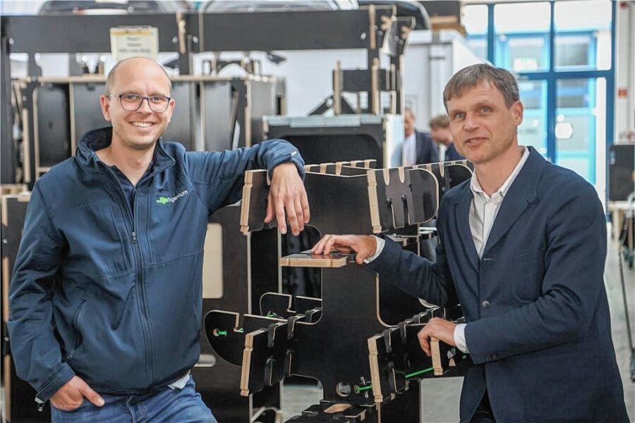Preisverdächtige Chemnitzer Firma bringt Holz in die Industrie zurück - Unternehmensgründer Christoph Alt (links) und Finanzchef Toni Zezulka von Ligenium vor einem mobilen Regal zur Lagerung von Lenkrädern. 