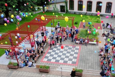 Preiswürdig: Schulhof von Hohndorf heimst Prämie ein - Zur Eröffnung ihres neu gestalteten Schulhofs ließen die Schüler der Glück-Auf-Grundschule in Hohndorf im Juli 2021 bunte Luftballons in den Himmel steigen.