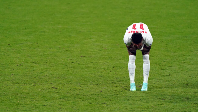 Englands Marcus Rashford steht niedergeschlagen da, nachdem er einen Elfmeter verschossen hat.