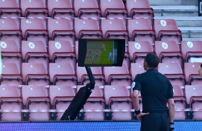 Premier League soll über Videobeweis-Abschaffung diskutieren - Auf Antrag der Wolverhampton Wanderers soll in England über die Abschaffung des Videobeweises diskutiert werden.