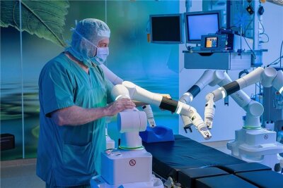 Premiere am Chemnitzer Klinikum: Roboter entfernt Lungentumor - Am Klinikum Chemnitz wird nun mit dem chirurgischen Robotersystem Versius operiert. Das Foto zeigt Professor Lutz Mirow, Chefarzt der .Klinik für Allgemein- und Viszeralchirurgie, mit dem System vor der Inbetriebnahme.