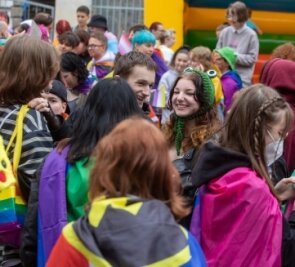 Premiere am Samstag in Plauen - Jugendliche haben am Samstag in Plauen für die Rechte von Lesben, Schwulen, Bisexuellen, Transgender und queeren Menschen demonstriert. 