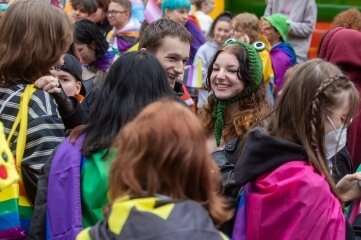 Premiere am Samstag in Plauen - Jugendliche haben am Samstag in Plauen für die Rechte von Lesben, Schwulen, Bisexuellen, Transgender und queeren Menschen demonstriert. 