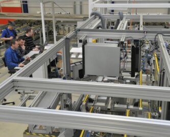 Premiere bei Solarworld: Hauchdünnes Glas für Module - In der Modulfertigung an der Carl-Schiffner-Straße in Freiberg wird derzeit die Produktionslinie auf eine neue Generation umgestellt.