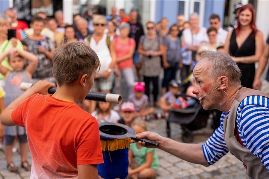 Premiere des Auerbacher Stadtfests gelungen - Jens Bühring vom Chaos Kinder Zirkus bezauberte die Kinder.