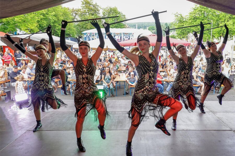 Premiere des Lichtensteiner Stadtfestes macht Lust auf mehr - Dynamik und Eleganz vereinte die Gardetanzgrupppe „Die Carnevalitas“ bei ihrem Auftritt auf dem Lichtensteiner Neumarkt am Samstag.