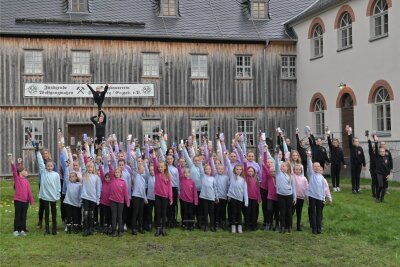 Premiere: Erstmals wird das Steigerlied im Erzgebirge bei einem Flashmob getanzt - Über 100 Tänzerinnen und Akrobaten waren beim Flashmob „Steigerlied“ an der Fundgrube Wolfgangmaßen dabei.
