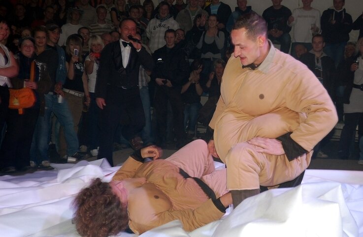 Premiere für Sumo-Weltmeisterschaft - 
              <p class="artikelinhalt">Na, sonst noch einen Wunsch - fragt Sumo-Champ André Pfiff Wilfert (rechts) seinen Herausforderer Toni Bosti Teschauer, der geplättet am Boden liegt. Im Hintergrund Mattenrichter Marco Zeh, der kein Problem hat, das Urteil zu verkünden. </p>
            