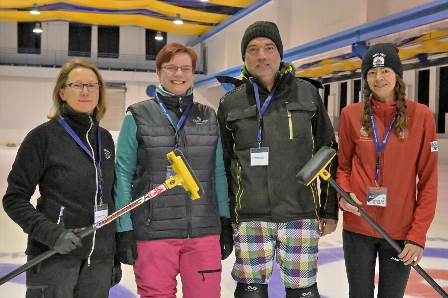 Premiere für Curling-Cup in Aue - Madlen Seidel, Sabine Wittmann, Florian Panhans und Elisabeth Wojtowicz-Fijolek gehörten zum Auer Team.