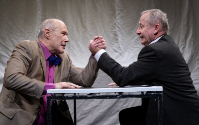 Andreas Kuznick (links) als Herr Schmidt und Andreas Pannach als Herr Högenstolz in "Zwei Genies am Rande des Wahnsinns"