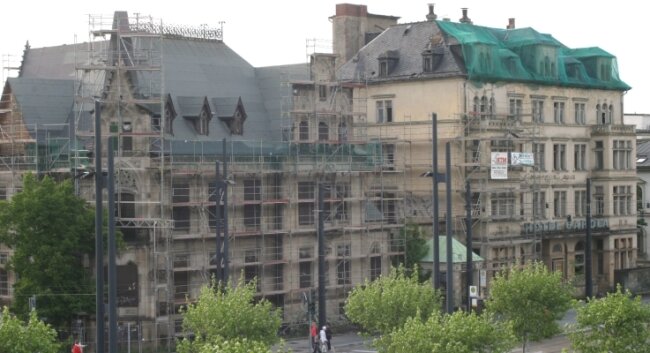Premiere für Film zum Carola-Hotel - Letzte Aufnahme: Das Hotel "Carola" (rechts) neben der Villa Zimmermann an der Bahnhofstraße kurz vor seinem Abriss im Jahr 2007.