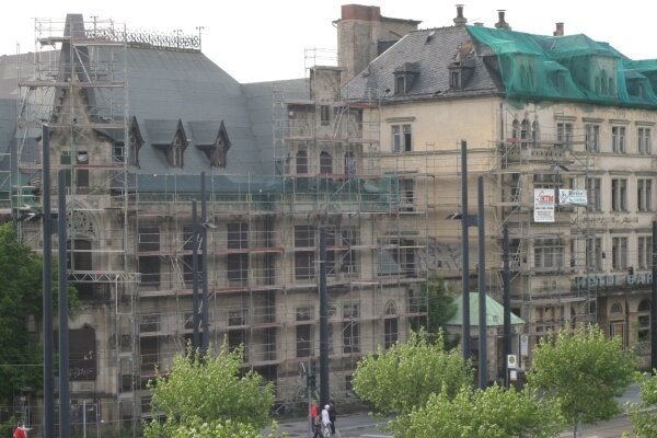 Letzte Aufnahme: Das Hotel "Carola" (rechts) neben der Villa Zimmermann an der Bahnhofstraße kurz vor seinem Abriss im Jahr 2007.