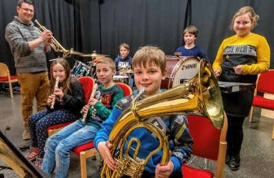 Premiere für musikalischen Ferienkurs - Unter Leitung von Enrico Schuhmann (l.) haben Jungen und Mädchen erste Erfahrungen im Orchesterspiel gesammelt. 