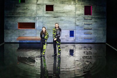 Premiere für Schauspiel „Big Guns“ in Plauen: Theater setzt Bühne unter Wasser - Sophie Hess und Philipp Andriotis in „Big Guns“.