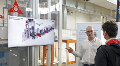 Premiere für Technologietag in Glauchau - Tobias Olijnyk (im Bild links) von der IDH präsentierte Lösungen für Behälterwechsel.