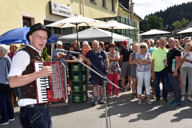 Musiker Jörg Heinicke wusste auf der Sauerkraut-Bühne vor der Brauerei Specht das Publikum zu unterhalten. 