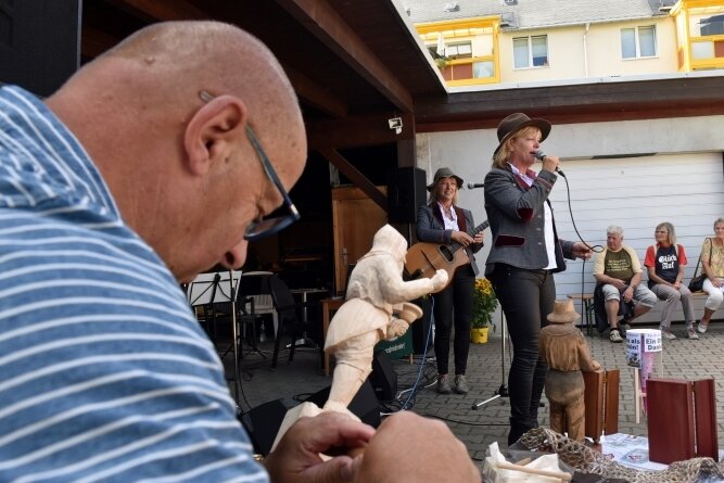 Während Konny und Ulli vom Mittelhessischen Erzgebirgsduo musizierten, schnitzte Ulrich Sadowski vor der Klöße-Bühne beim Bräunig-Bäcker in Ehrenfriedersdorf.