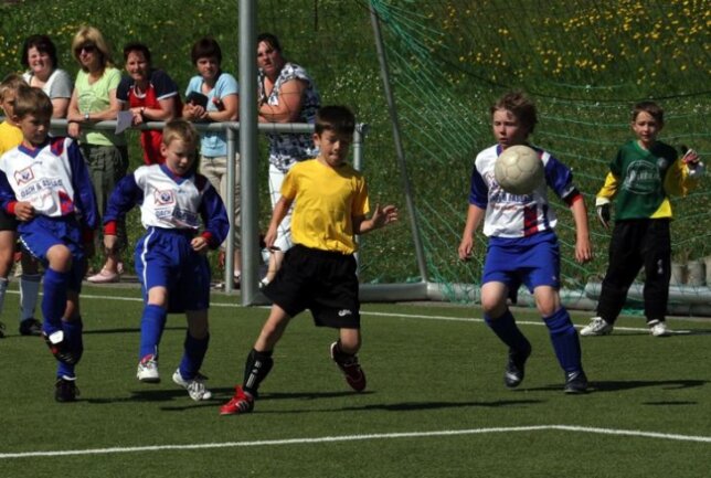 
              <p class="artikelinhalt">Lukas Melzer (M.) aus Venusberg, hier im Spiel gegen Dörnthal, liebt Fußball über alles. </p>
            