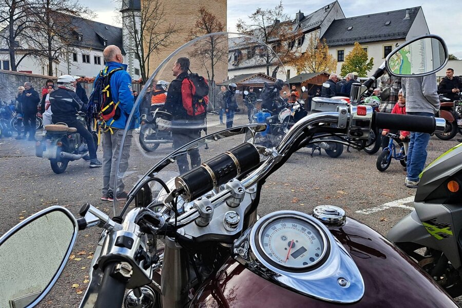 Premiere im Mai: Biker können mit dem Oldtimerbus im Erzgebirge Motorradgeschichte erkunden - Saisonabtakt der Biker Ende Oktober vergangenen Jahres am Schloss Wildeck in Zschopau.