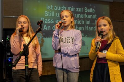 Premiere in Auerbach: Karaoke-Party findet singfreudige Freiwillige - Lotta (10), Jasmin (10) und Johanna (8, von links) haben beim „Christmas-Karaoke“ in der Auerbacher Kulturfabrik das Weihnachtslied „Alle Jahre wieder“ gesungen.