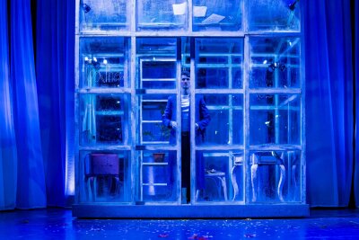 Das gläserne Zimmer - Sinnbild für den geistigen und emotionalen Käfig, in dem sich Werther (Peter Paniaska) befindet. 