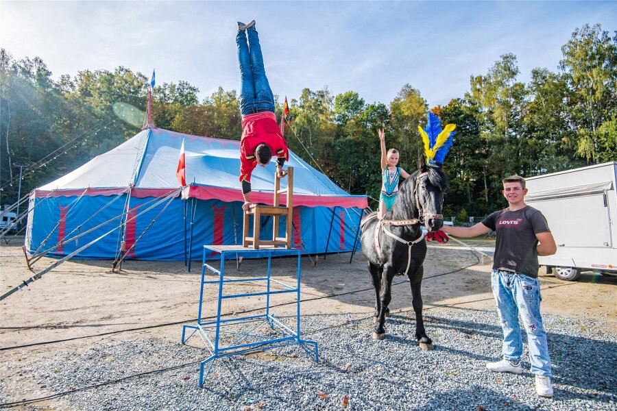 Premiere mit Lamas, Eseln und Ponys: Circus Renado macht erstmals Station in Aue - Der Circus Renado gastiert diese Woche in Aue. Im Bild zu sehen sind die Schausteller Jordan (v. l.), Miley mit Pferd Aragon und Risto Kübler.