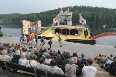 Premiere startet mit Verspätung - Mehr als 600 Besucher verfolgten die Premiere an der Seebühne Kriebstein.