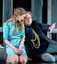 Premiere von Schiller-Drama mit Appell an die Jugend - In dem Trauerspiel spielt Nadja Schimonsky die Luise, als Ferdinand steht Benedict Friederich auf der Bühne. 