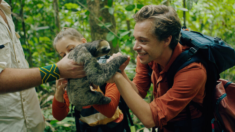 Checker Tobi mit Faultier im brasilianischen Regenwald