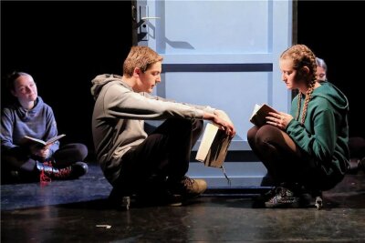 Premiere: Wie Jugendliche mit einer Tür in Annaberg Theater machen - Leo und Kristin spielten die Hauptrollen in der letzten Geschichte, in der es um Ängste rund um das Thema Tod ging. 