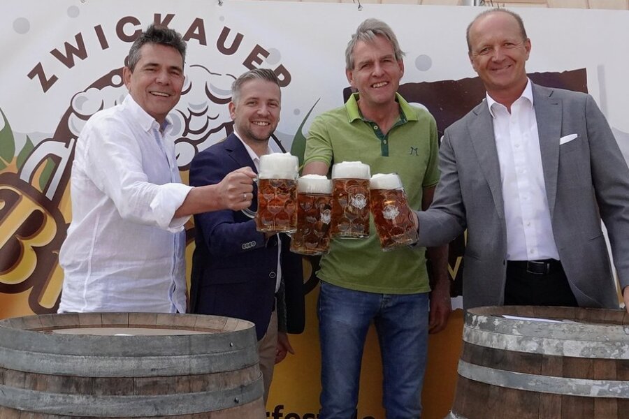 Prost auf ein gutes Gelingen (von links): Matthias Rose (Kultour Z.), Florian Freitag (Polar 1), Michael Müller (Paula GmbH) und Jörg Dierig (Mauritius) bei der Vorstellung der Bierfest-Aktivitäten vorm Rathaus. 