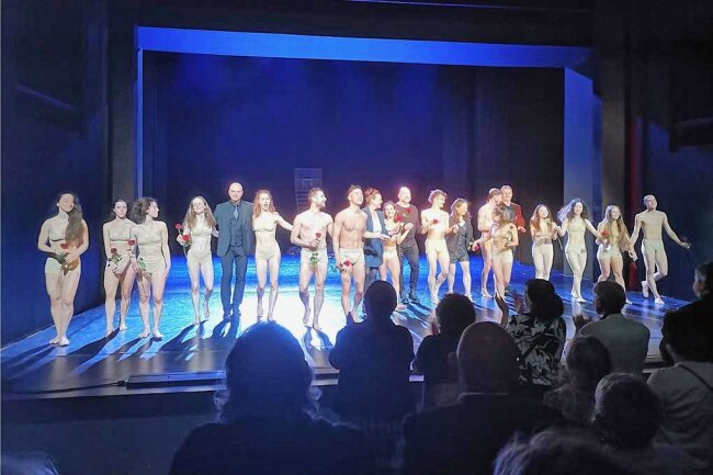 Premierenfeier im Gewandhaus: Zwickauer Publikum feiert Tänzer und geniales Choreografen-Gespann - Das Zwickauer Publikum - die meisten im Stehen - spendete nach der Uraufführung lang anhaltenden Beifall.