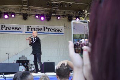 Pressefest 2018: Strahlende Fans bei Sonne satt - Schlagerstar Olaf Berger präsentierte am Abend auf der Hauptbühne die größten Hits aus seiner 33-jährigen Karriere.