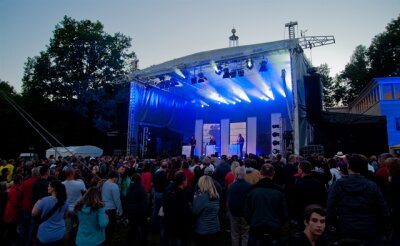 Pressefest 2018: Strahlende Fans bei Sonne satt - Musikalisches Highlight: Die Berliner Band 2raumwohnung sorgte mit Elektropop und Lichtershow für Tanzstimmung.