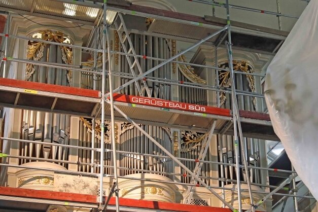 Pressluftbehandlung für alle 2000 Orgelpfeifen - Die Orgel in der Marienkirche ist derzeit eingerüstet und wird in den kommenden drei Wochen unter anderem komplett gereinigt. 