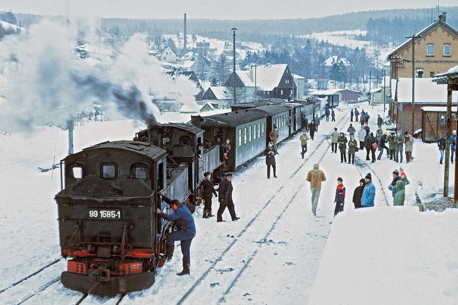 Preßnitztalbahn steht vor Millionenprojekt - Historischer Schnappschuss vom 13. Januar 1984 im Bahnhof Jöhstadt: Die Preßnitztalbahn steht an jenem Abschiedswochenende abfahrbereit.