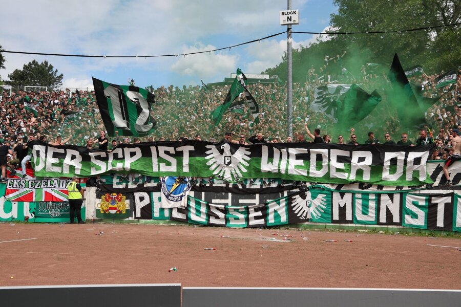 Preußen Münster nach 33 Jahren wieder in der 2. Liga - Münsters Fans zeigen ein Transparent mit der Aufschrift „Der SCP ist wieder da“.