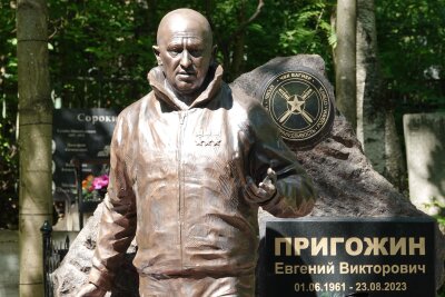 Prigoschins Erbe belastet Russland weiter - Auf dem Grab des russischen Unternehmers Jewgeni Prigoschin steht eine fast lebensgroße Figur als Denkmal zur Erinnerung an den Gründer der Privatarmee Wagner.