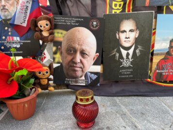 Prigoschins Erbe belastet Russland weiter - An einer impovisierten Gedenkstätte in Kremlnähe erinnern Fotos an die Gründer der russischen Privatarmee Wagner, Jewgeni Prigoschin (l) und Dmitri Utkin.