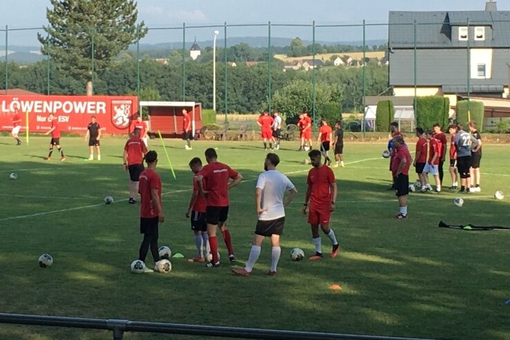 Die Spieler des Ebersbrunner SV beim Training für die neue Saison. Erstmals gehen die Westsachsen mit einer 3. Mannschaft an den Start. 