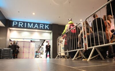 Primark öffnet Filiale in Dresden: Massenanstrum bleibt aus - Neue Primark-Filiale in Dresden: Der erwartete Kundenansturm blieb aus.